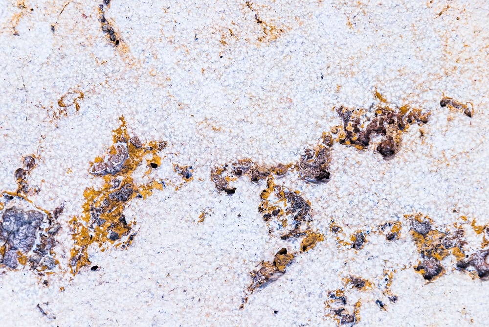 פתרונות לכתמי חלודה – מה עובד ומה לא (כולל שיטות DIY מול חומרים מקצועיים).